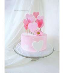 Украшенный розовыми сердечками торт по случаю дня рождения - 2 кг