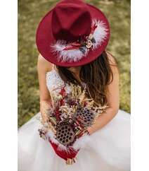 Шляпа, украшенная искусственными и высушенными цветами