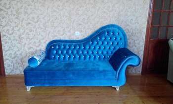 Mavi rəng divan
